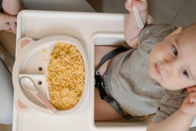 Quand bébé découvre les herbes aromatiques : un éveil sensoriel savoureux