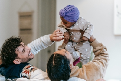 Petit pot, grands mots : comment l’alimentation aide votre bébé à parler