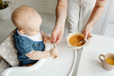 Bébé refuse de manger : comment réagir sans stress ?